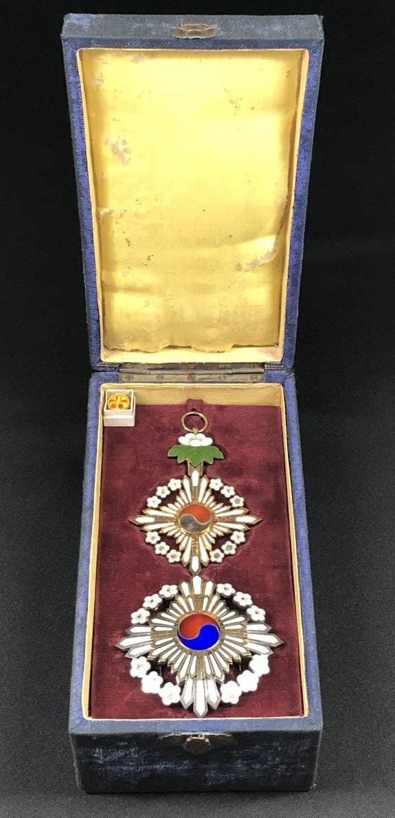 Grand Order  of  the Golden  Ruler대훈위금척대수장 大勳位金尺大綬章.jpg