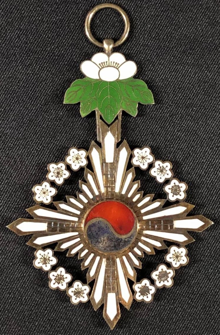 Grand  Order of  the Golden  Ruler대훈위금척대수장大勳位金尺大綬章.jpg
