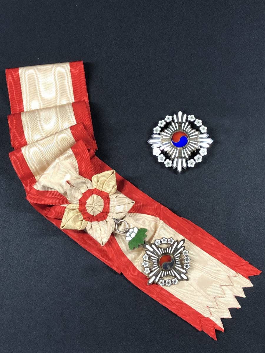 Grand Order of   the Golden  Ruler대훈위금척대수장大勳位金尺大綬章.jpg