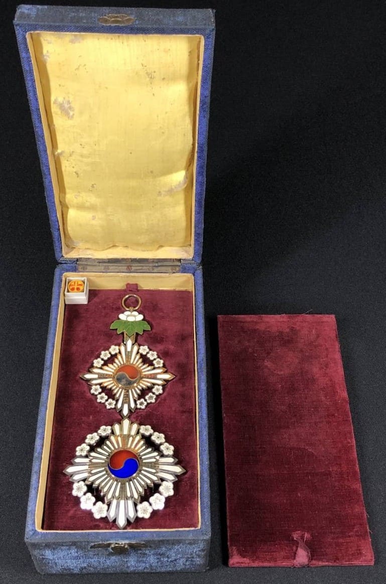 Grand Order of  the Golden_Ruler대훈위금척대수장大勳位金尺大綬章.jpg