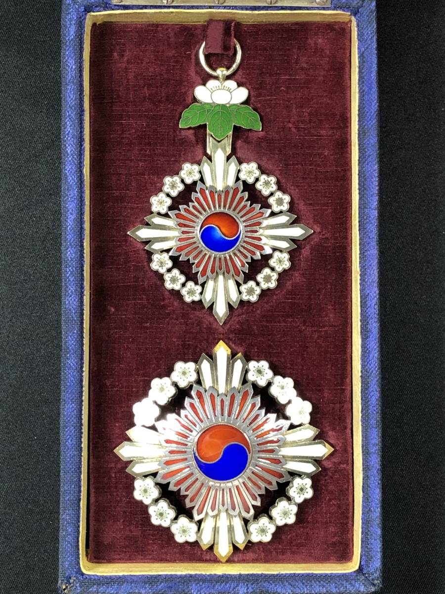 Grand Order of  the Plum  Blossoms.jpg