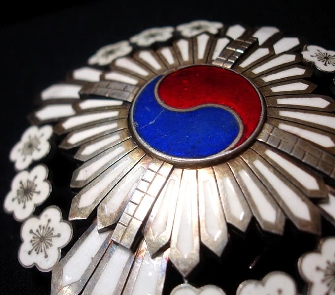 Grand Order_of the Golden Ruler대훈위금척대수장大勳位金尺大綬章.jpg
