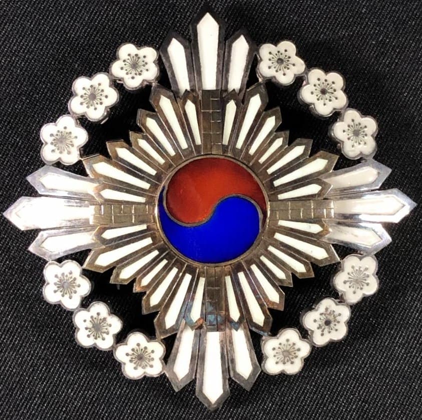 Grand_Order of  the Golden  Ruler대훈위금척대수장大勳位金尺大綬章.jpg