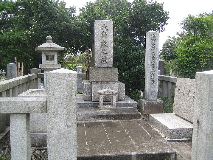 Grave_of_Mineo_Oosumi,_in_the_Aoyama_Cemetery.jpg