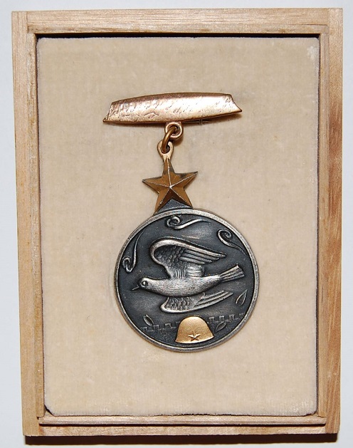 大東亜戦争殉國章  Great  East Asia War Dying for the Country Badge.jpg