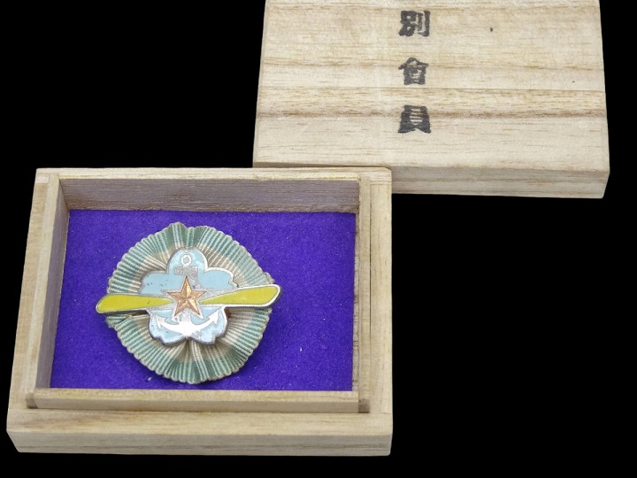 Greater Japan Aviation Women's Association  Special Member's Badge.jpg