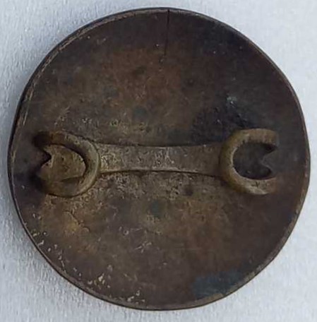 hat badge of Japanese Post.jpg