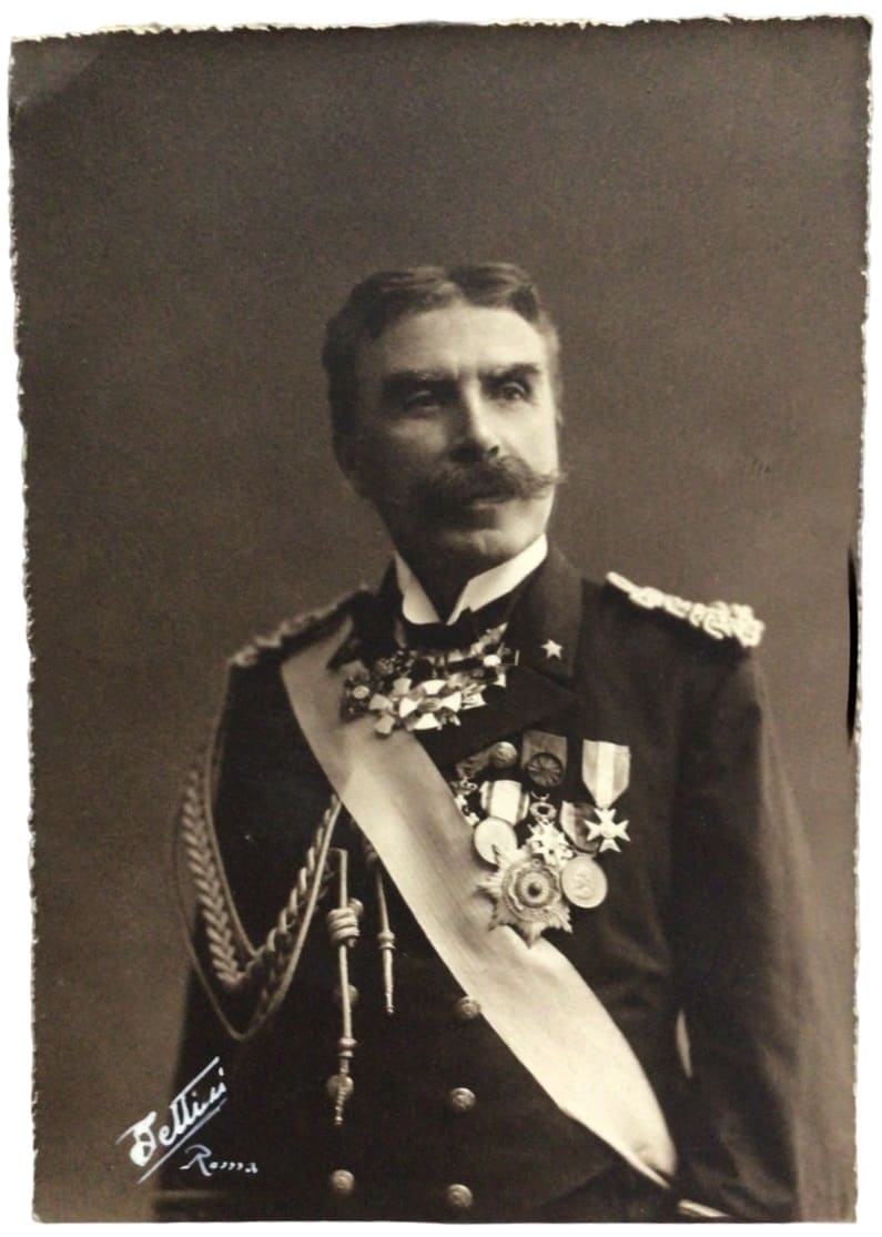 Italian admiral with a Double Dragon  order breast star.jpg