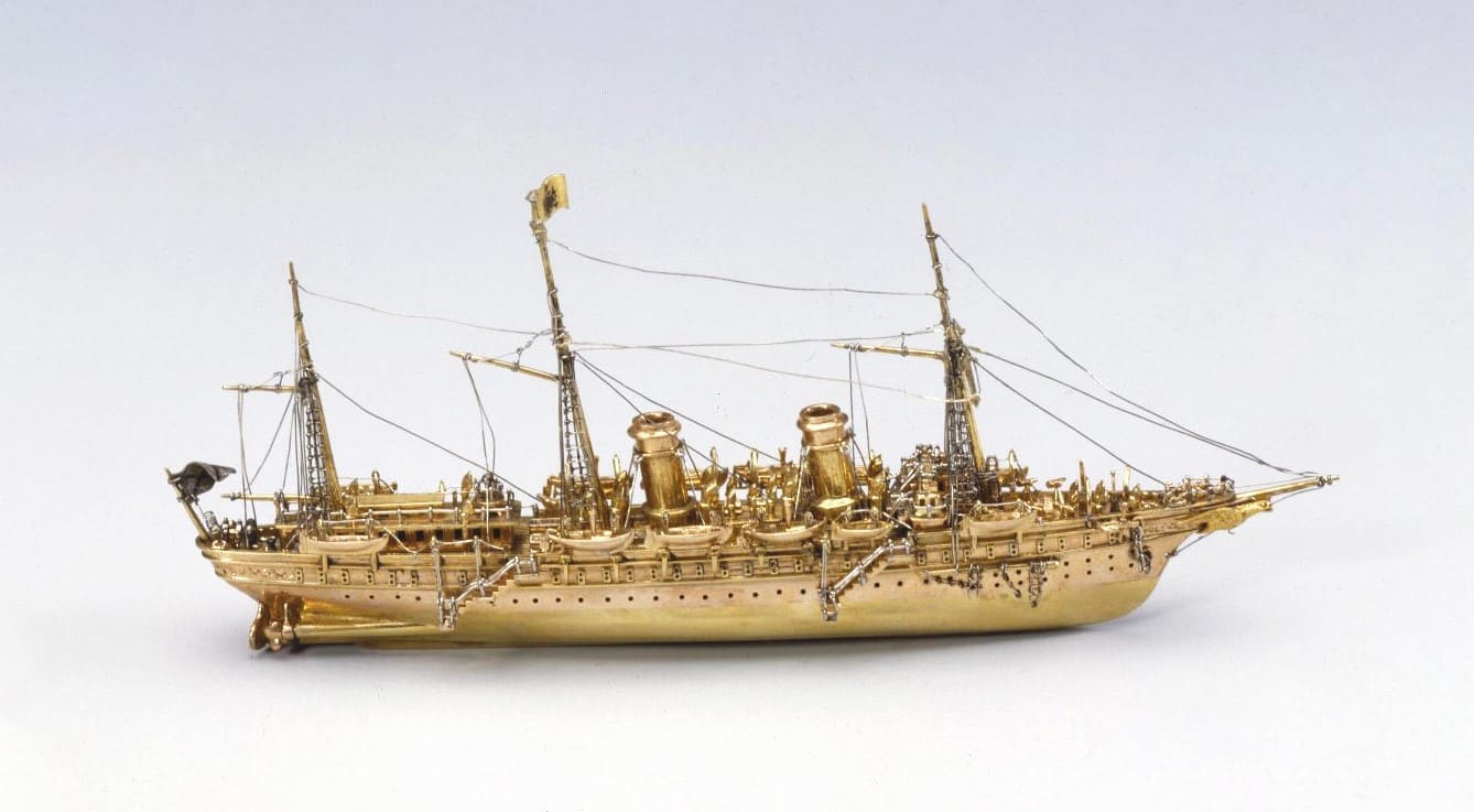 Яйцо пасхальное с моделью яхты  Штандарт.jpg