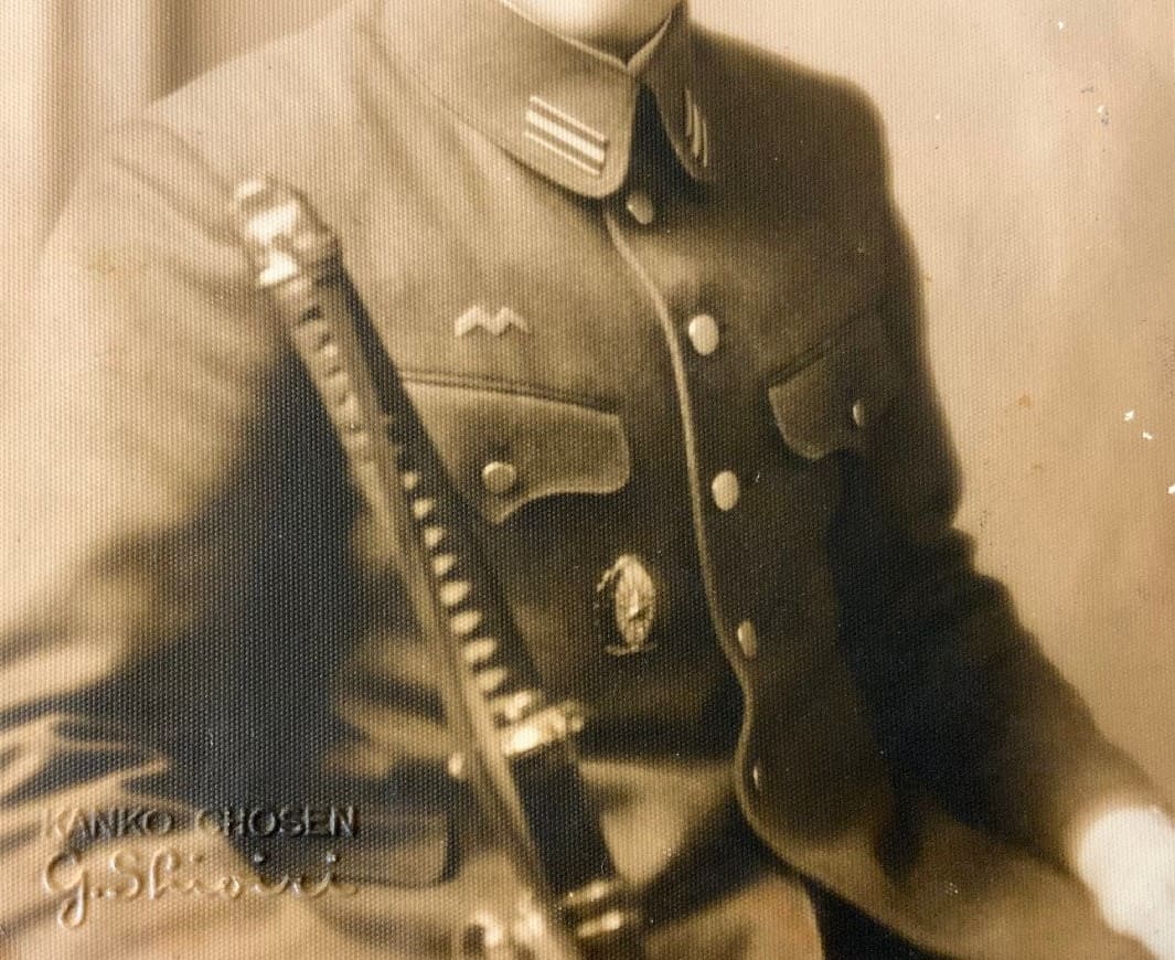 Japanese Army Pilot Badge in  Photo.jpg