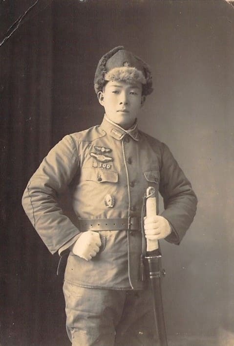 Japanese Army Pilot  Badge in Photo.jpg