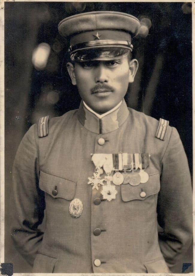 Japanese Army Pilot Badge Photo.jpg