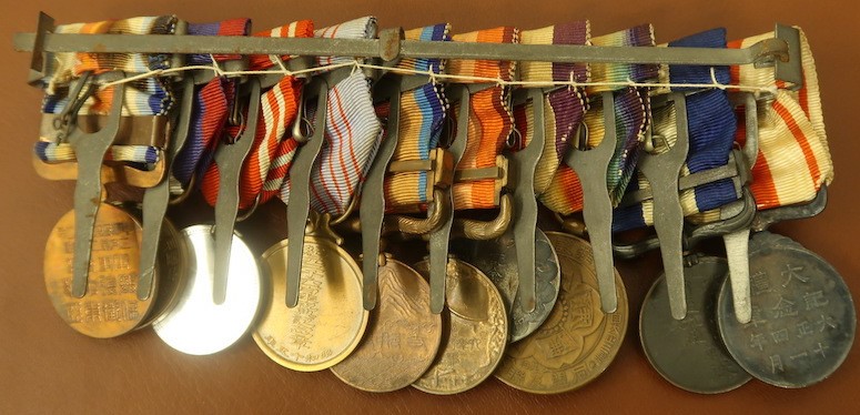 Japanese Medal Bar with Nanjing Regime  Medals.jpg