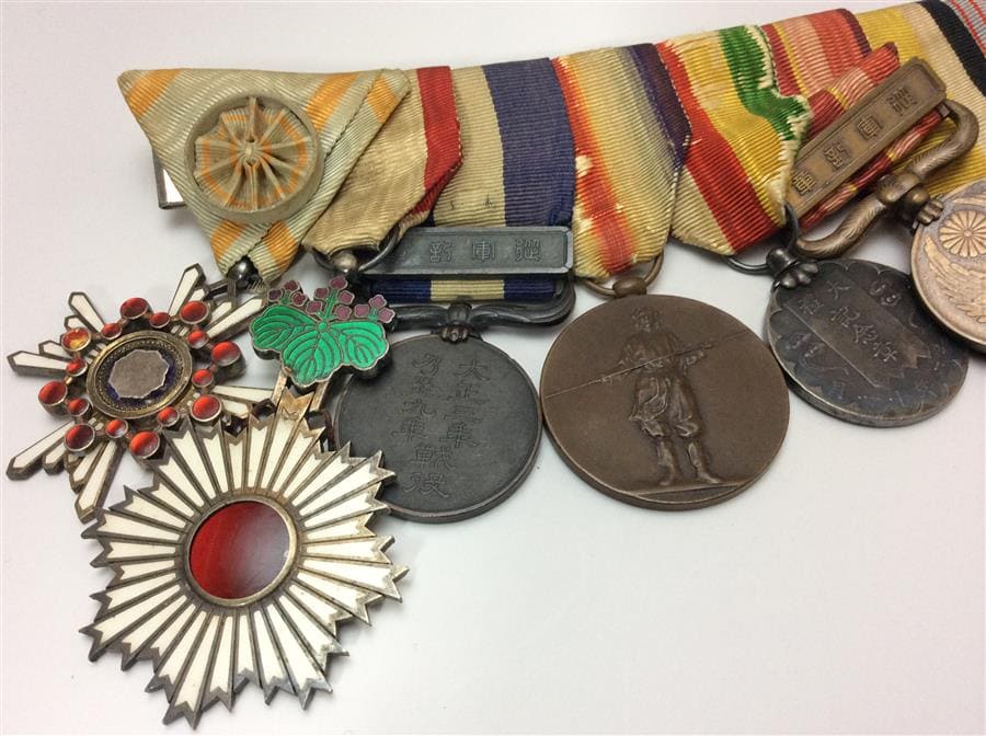 Japanese Medal Bar with two 1914-1915 1914-1920 medals.jpg