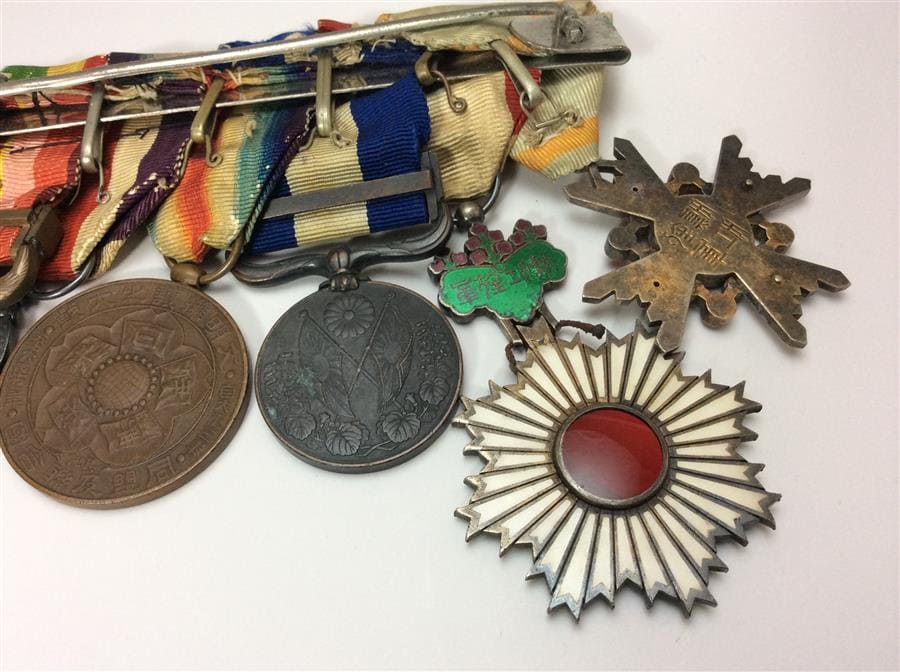 Japanese Medal Bar with two  1914-1915 1914-1920 medals.jpg