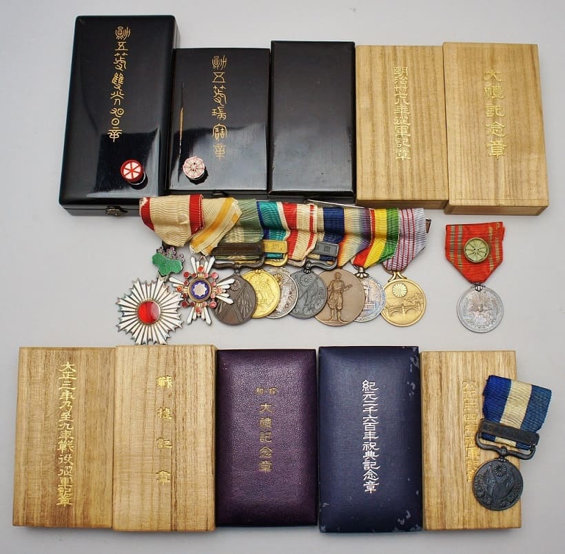 Japanese Medal Bar with  two 1914-1915 1914-1920 medals.jpg