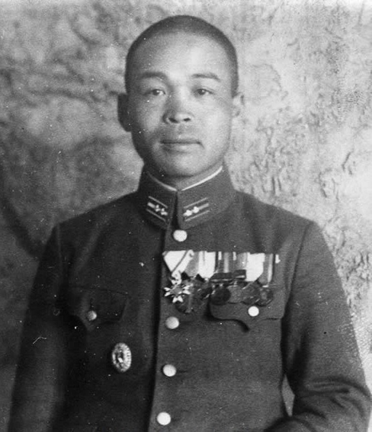 Japanese Officer with Commander Badge.jpg