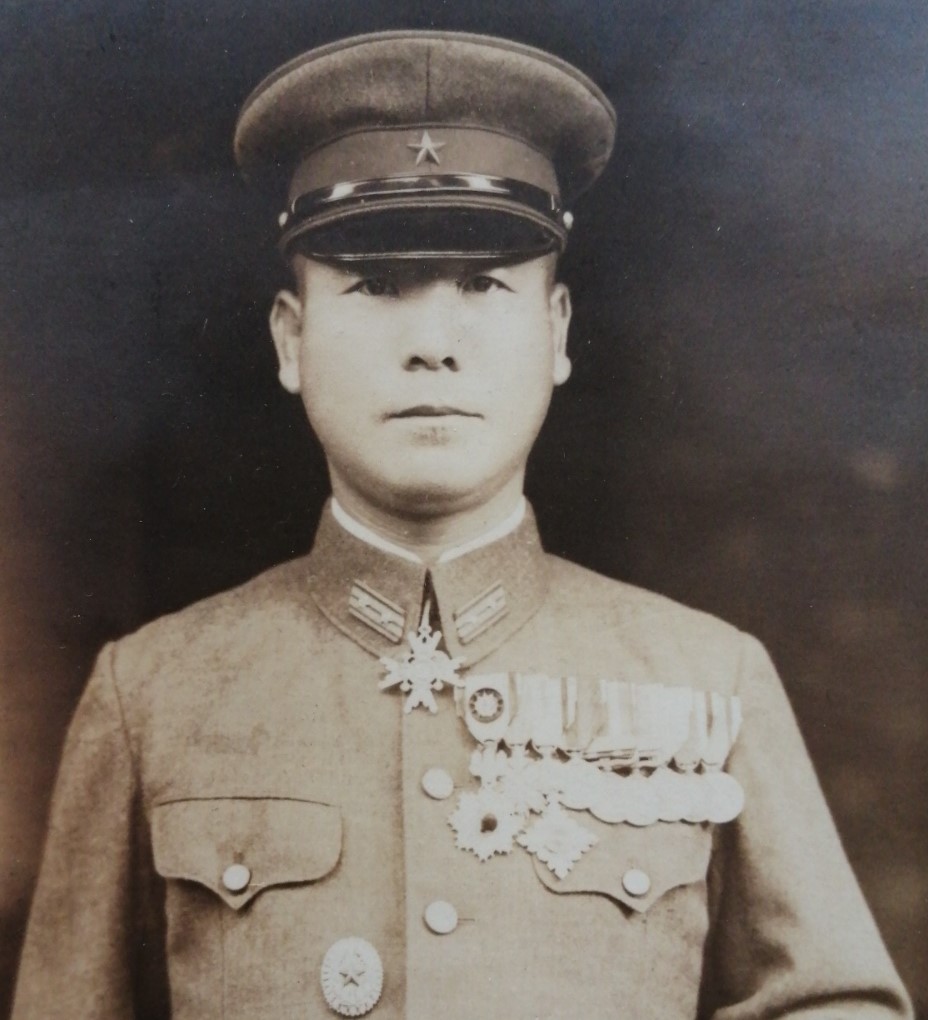 Japanese Officer with Commanding Officer's Badge.jpg