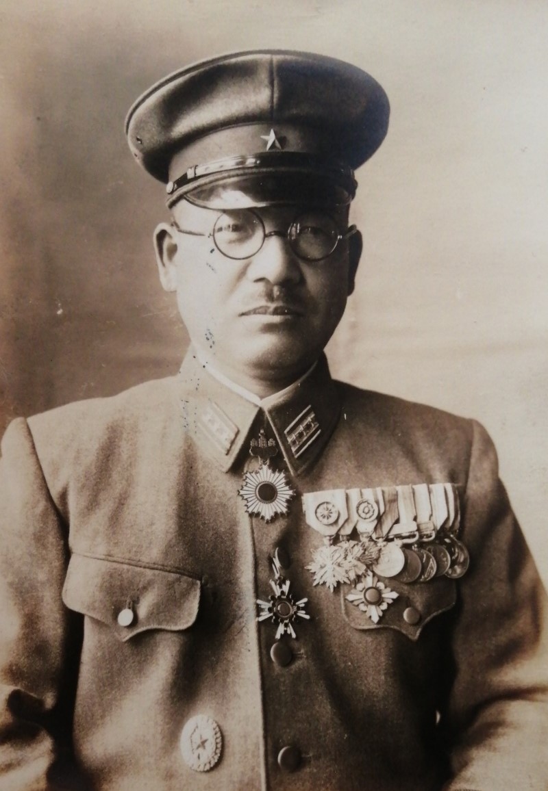 Japanese officer with Shoukan Badge.jpg