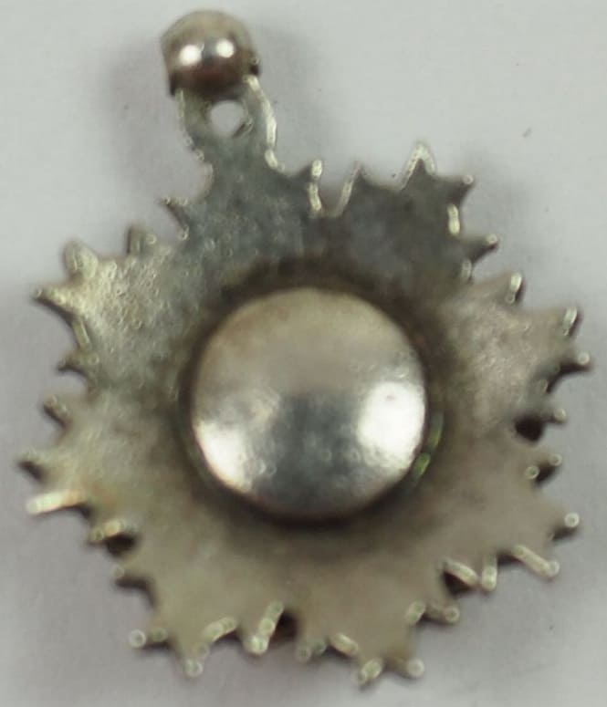 Japanese Order of Rising Sun breast star miniature.jpg