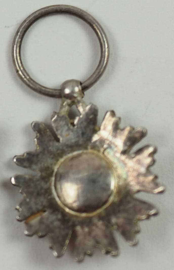 Japanese Order of Sacred Treasure breast star miniature.jpg