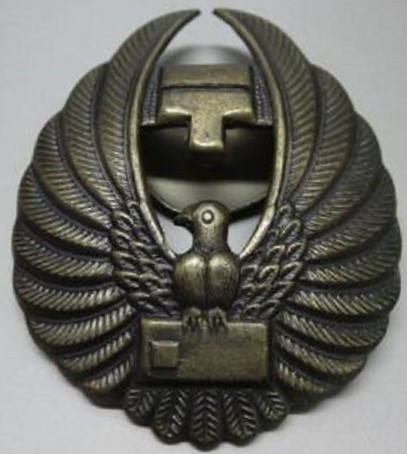 Japanese Postal Hat Badge.jpg