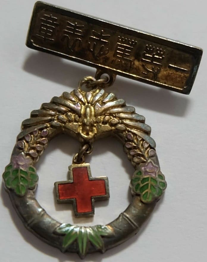 Japanese Red Cross Society 1st Class Charity Badge 日本赤十字社一等篤志表章.jpg
