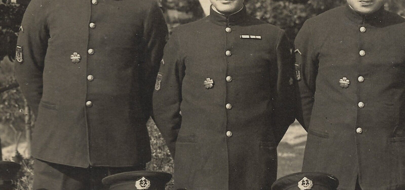 Japanese  Submariner Badge in Photo.jpg