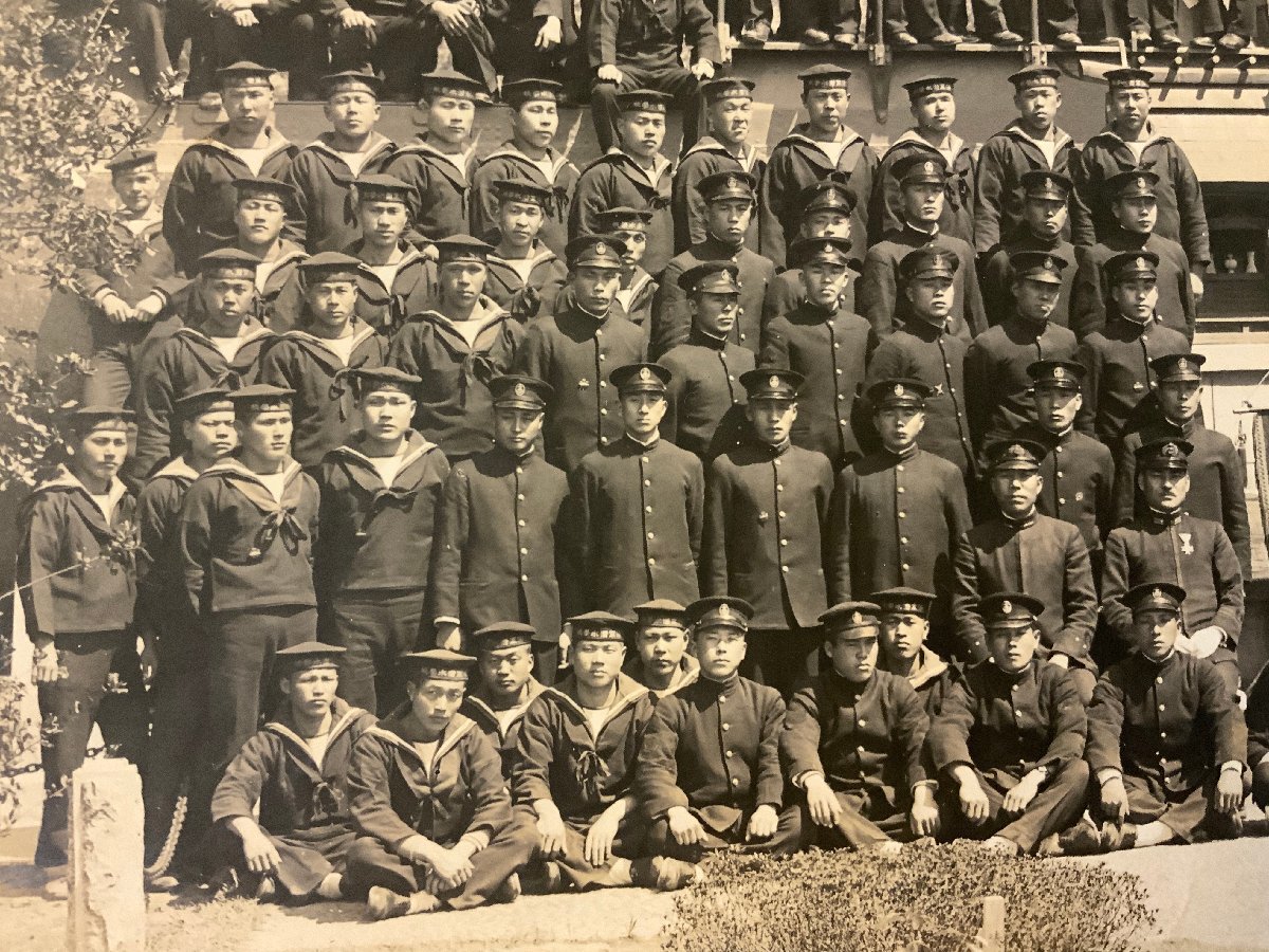 Japanese  Submariner Badge in Photo.jpg
