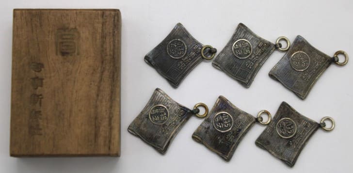 Jiji  Shimpō newspaper  medals.jpg