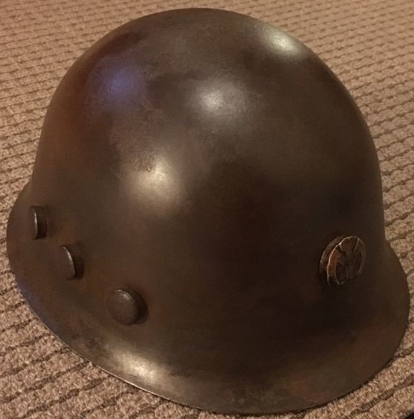 満鉄社章入 軍用鉄帽..jpg