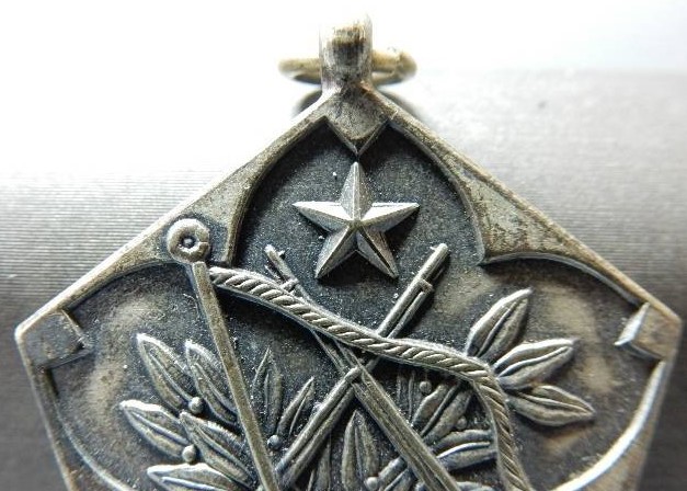 歩兵第十七聯隊 軍旗拝受五十周年記念章.jpg