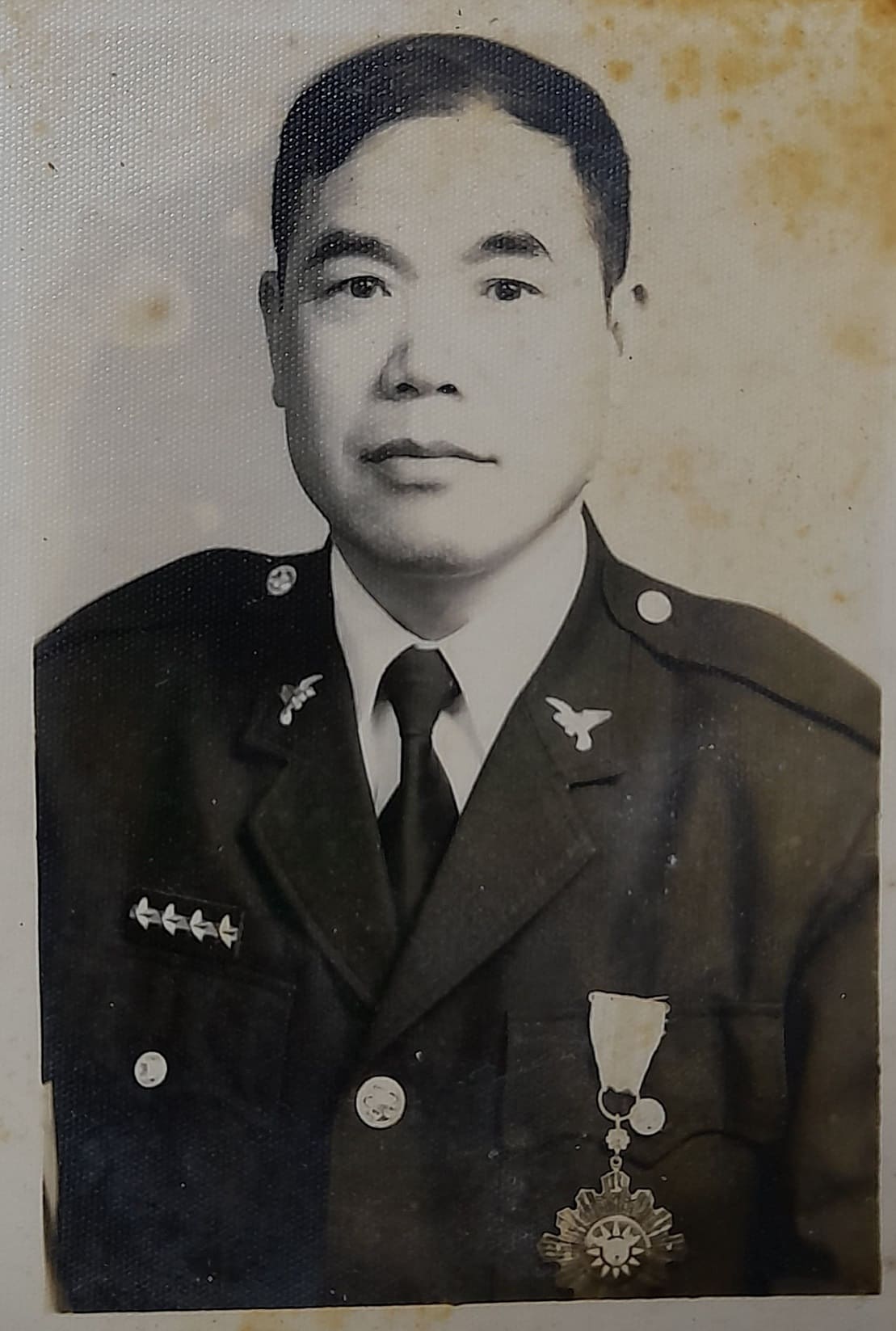 警察一線四星巡官配戴警察獎章.jpg