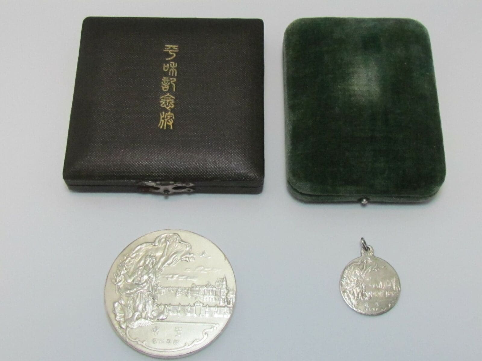 正八年六月二十八日大阪毎日新聞社世界戦役講和條約調印記念章牌.jpg