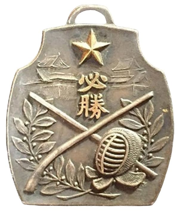 関東軍剣術大会記念 昭和十年純銀徽章.jpg