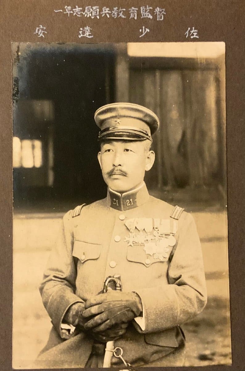 安達少佐.jpg