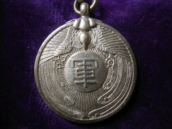 軍人遺族救護義會會員徽章.jpg