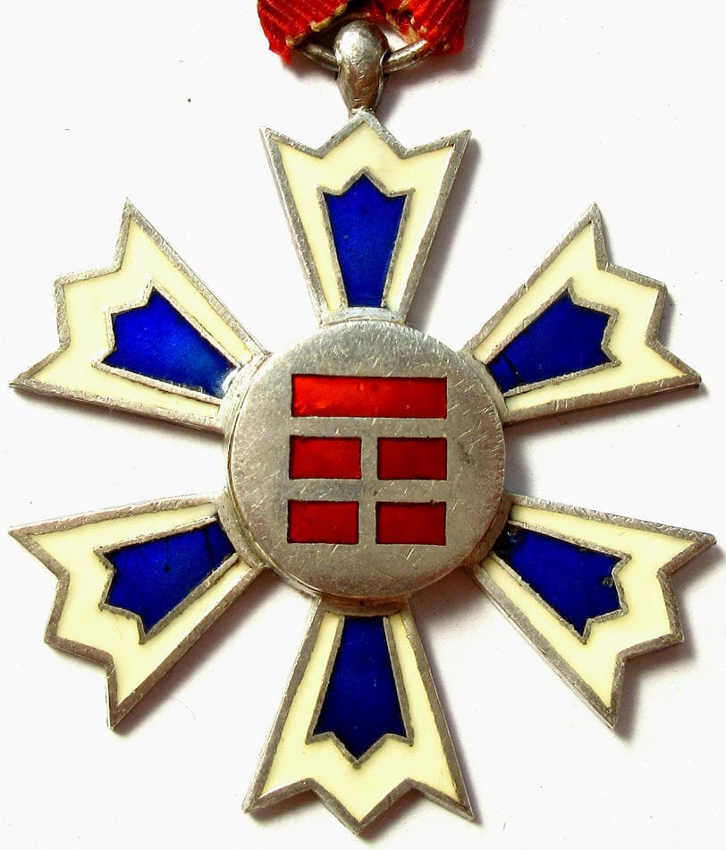 大韓帝國 勲功七等八卦勲章.jpg