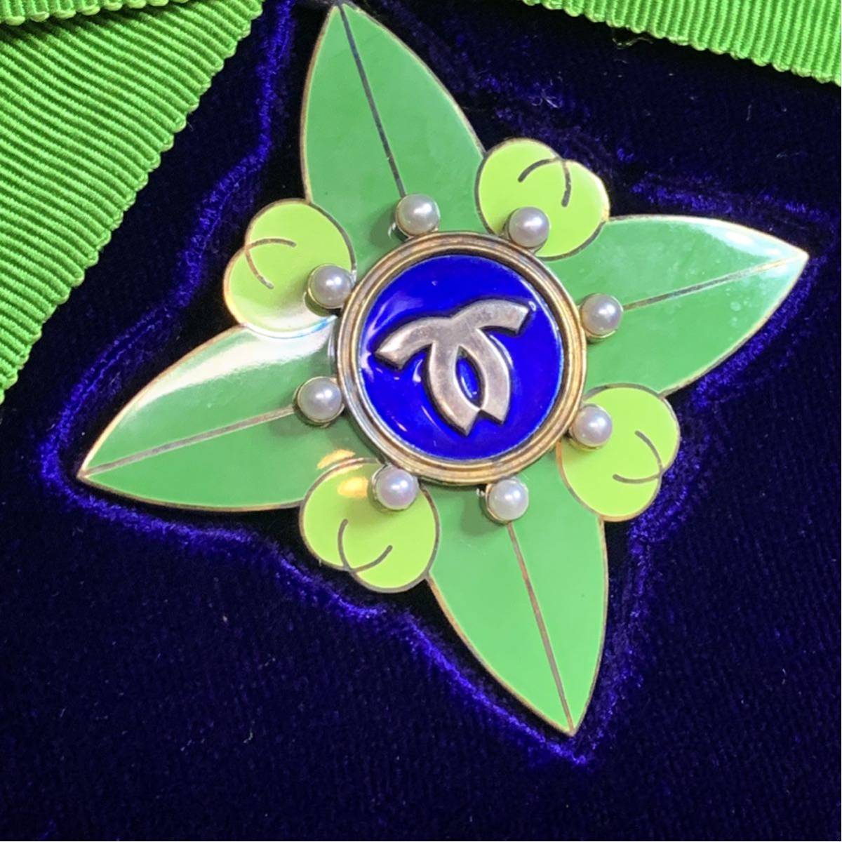 Kobe City Honorary Citizen Badge神戸市名誉市民章..jpg
