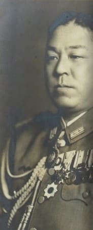 Lieutenant general with 1st type of Order of the Crown.jpg