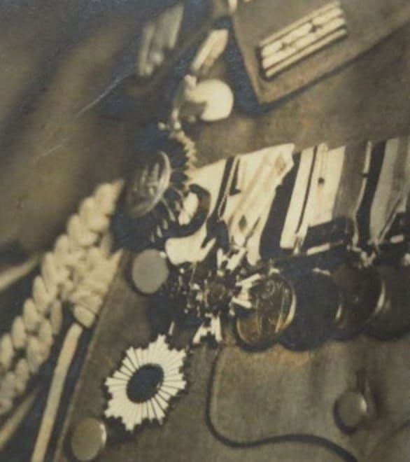 Lieutenant general with 1st type of  Order of the Crown.jpg