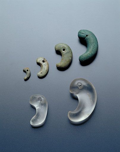 Magatama (勾玉, less frequently 曲玉).jpg