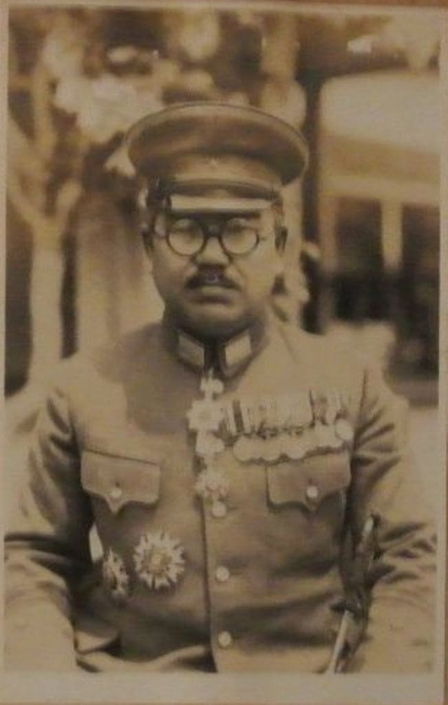 Major  General with 2nd class Order of the Crown.jpg