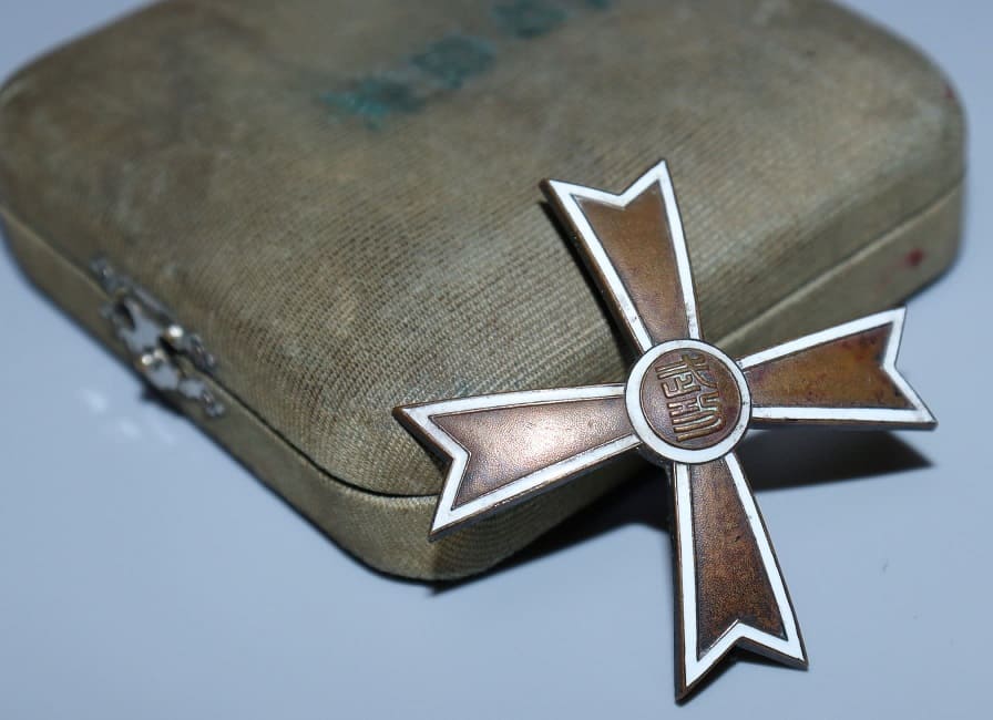 Manchukuo 3rd class Military  Merit Badge.jpg