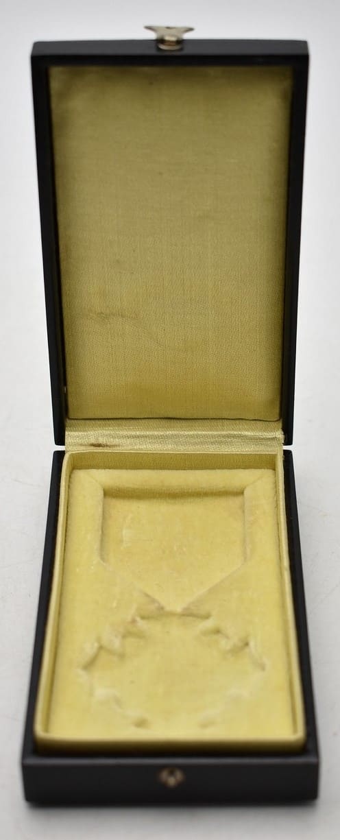 Manchukuo  Red Cross Society Merit Order 満州国赤十字社有功章.jpg