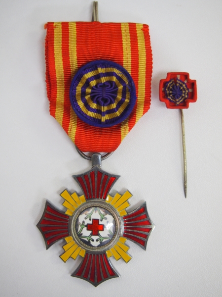 Manchukuo Red Cross Society Merit Order  満州国赤十字社有功章.jpg