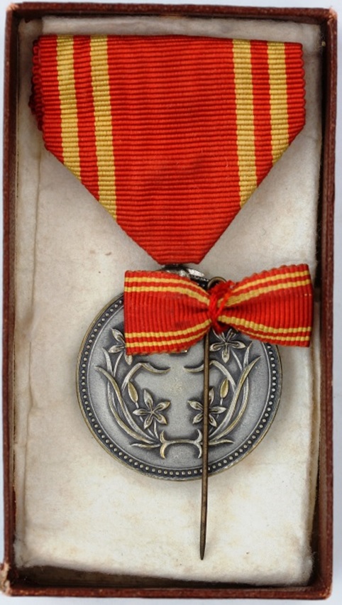 Manchukuo Red Cross Society Regular  Supporter Member  Medal 満州国赤十字社正賛助員章.jpg