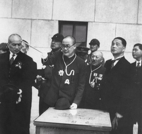 Mayor Jin Mingshi of Xinjing, Manchukuo pointing out landmarks to Zhang Jinghui and Wang Jingwei, May 1942.jpg