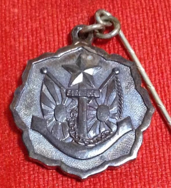 Meiji Era War Commemorative Monument Construction Association Membership Badge.jpg