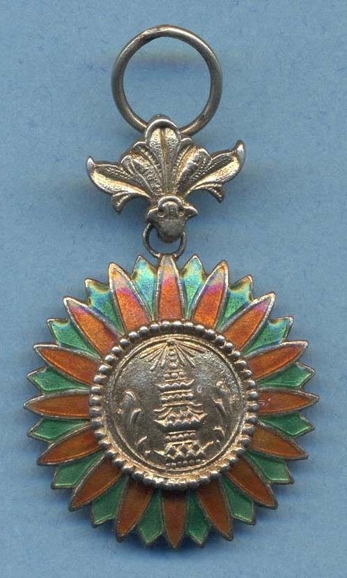 Miniature of the 1st type Crown of Thailand order.jpg